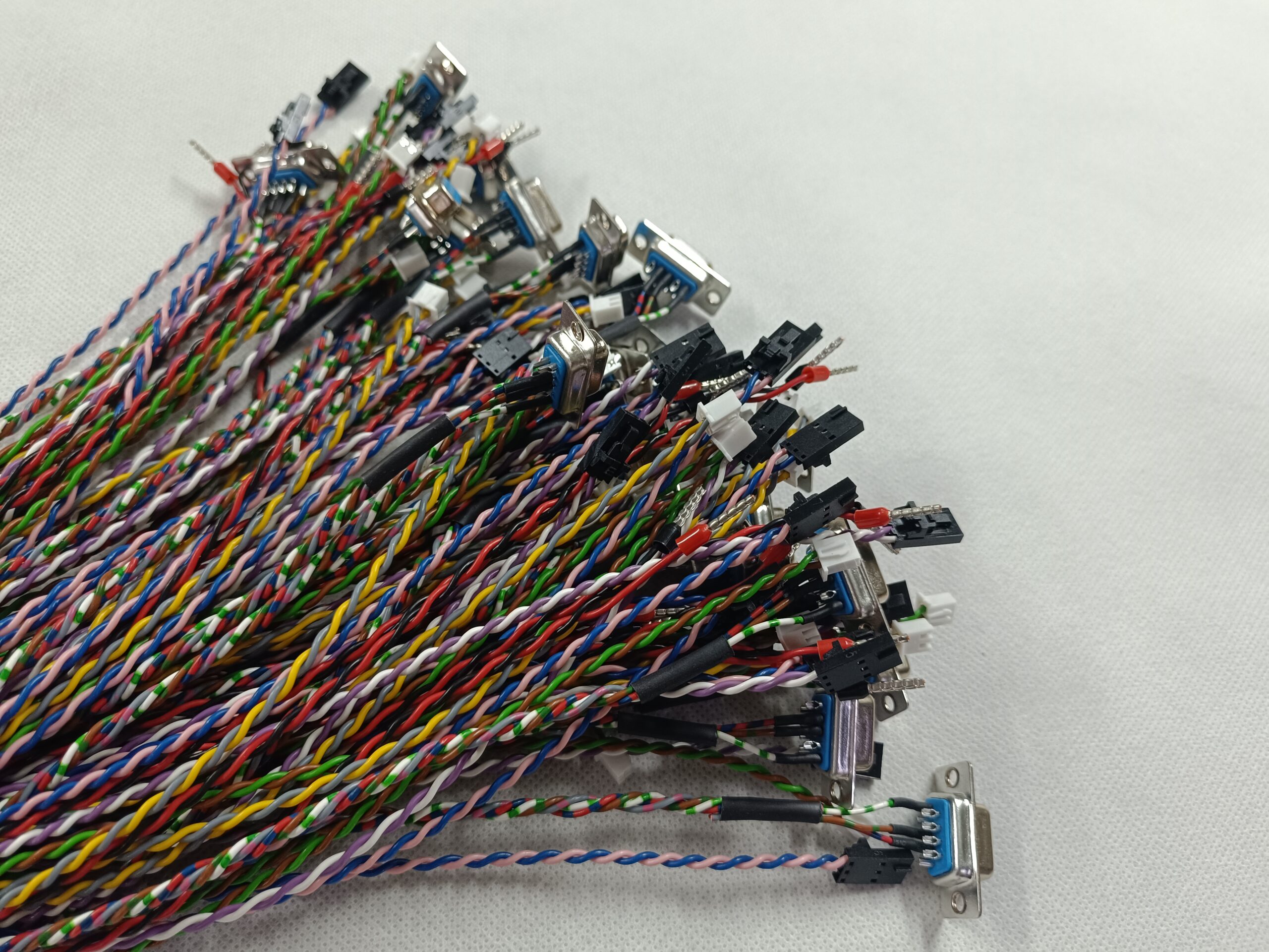 Finished multicolour cable harnesses